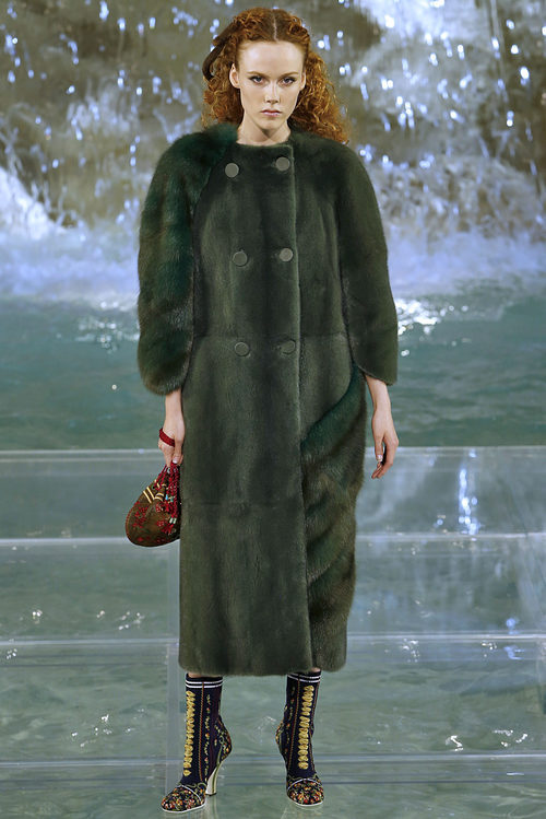 Abrigo verde de la colección 'Legends & Fairy Tales' de Fendi en Roma