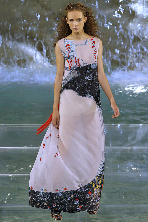 Vestido semitransparente de la colección 'Legends & Fairy Tales' de Fendi en Roma