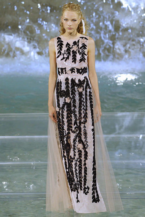 Vestido blanco con 'ramas' negras de la colección 'Legends & Fairy Tales' de Fendi en Roma