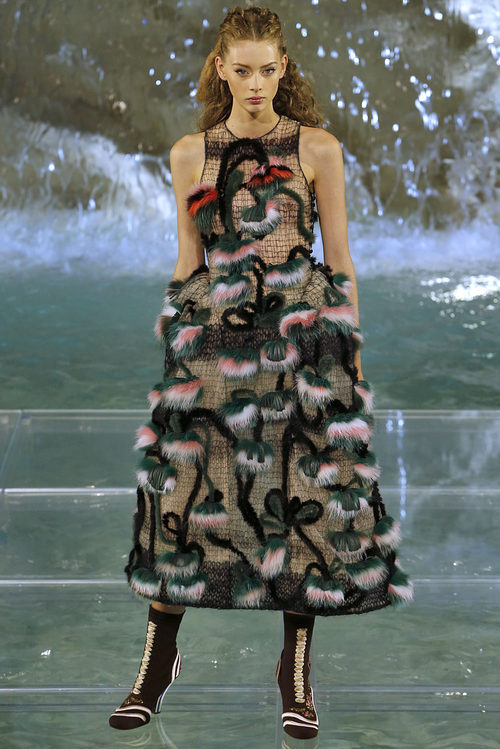 Vestido con plumas verdes de la colección 'Legends & Fairy Tales' de Fendi en Roma