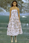 Vestido blanco con margaritas bordadas de la colección 'Legends & Fairy Tales' de Fendi en Roma