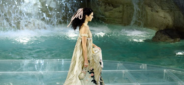 Kendall Jenner desfilando con la colección 'Legends & Fairy Tales' de Fendi en Roma