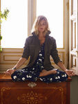 Amaia Salamanca con jumpsuit print azul de la nueva colección otoño/invierno de Amichi