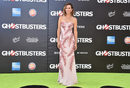 Kristen Wiig con un vestido de sirena con estampado de plumas