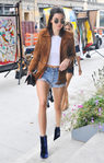 Kendall Jenner con un look casual con shorts y cazadora de ante de flecos