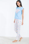 Modelo posando con pijama largo con insignia de Superman para la nueva colección 'Woder woman' de Women'secret