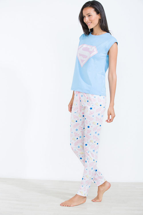Modelo posando con pijama largo con insignia de Superman para la nueva colección 'Woder woman' de Women'secret