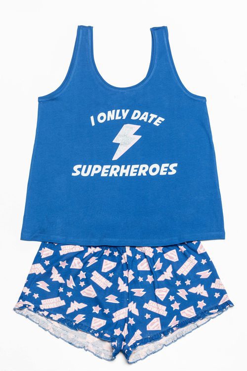 Pijama con insignia de 'Superhéroes' para la nueva colección 'Woder woman' de Women'secret