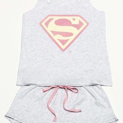pijama con insignia de 'Superman' en rosa para la nueva colección 'Woder woman' de Women'secret
