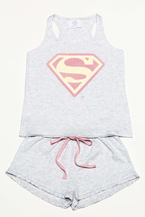 pijama con insignia de 'Superman' en rosa para la nueva colección 'Woder woman' de Women'secret