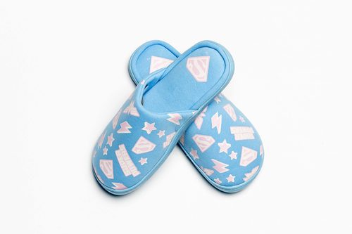 Zapatillas con insignia de 'Superman' para la nueva colección 'Woder woman' de Women'secret