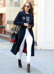 Gigi Hadid con un total look navy