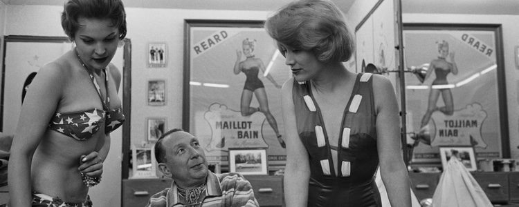 Louis Réard con dos modelos en el estudio de patronaje