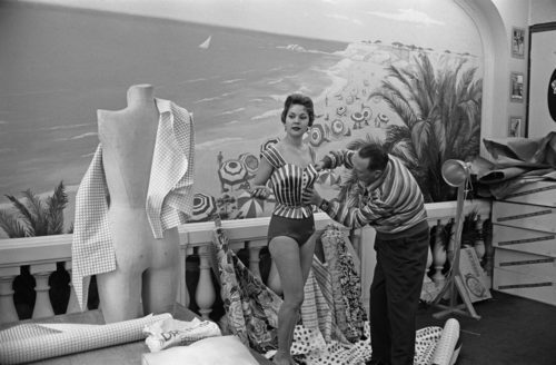 Louis Réard diseñando en el estudio de patronaje