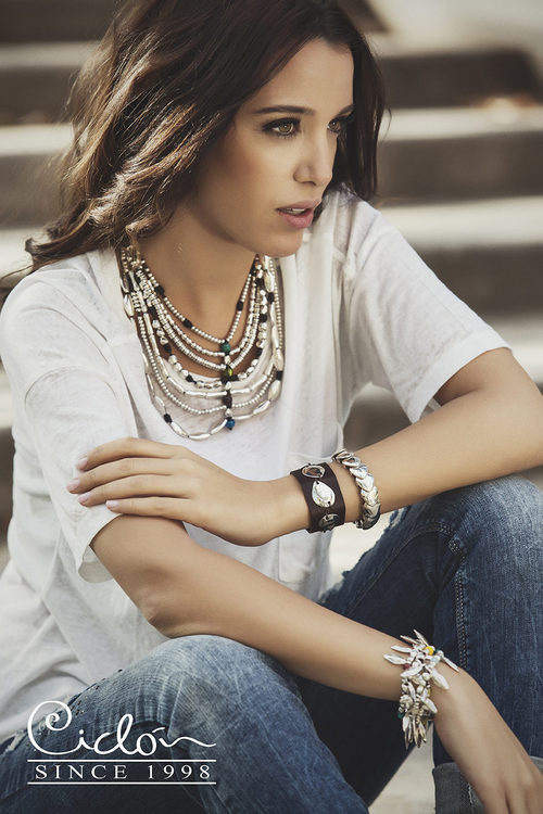 Teresa Bass posando como imagen de la nueva colección de accesorios de Ciclón 2016