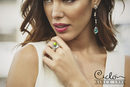 Teresa Bass posando con anillo en la nueva colección de accesorios de Ciclón 2016