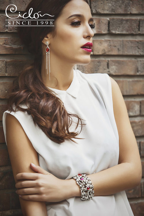 Teresa Bass sexy en la nueva colección de accesorios de Ciclón 2016