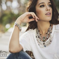 Teresa Bass con un colgante cascada de la nueva colección de accesorios de Ciclón 2016