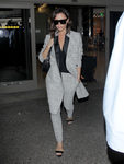 Victoria Beckham con un total look de traje en gris de punto