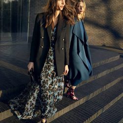 Modelos posando con los diseños de la nueva colección de otoño/invierno de L.K Bennett