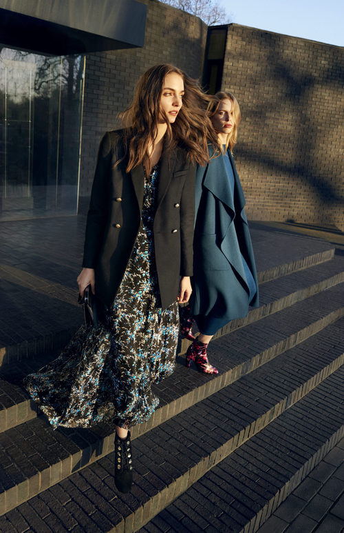 Modelos posando con los diseños de la nueva colección de otoño/invierno de L.K Bennett