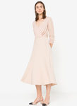 Vestido con movimiento y escote cruzado en tono nude de la nueva colección otoño/invierno 2016 de Uterqüe