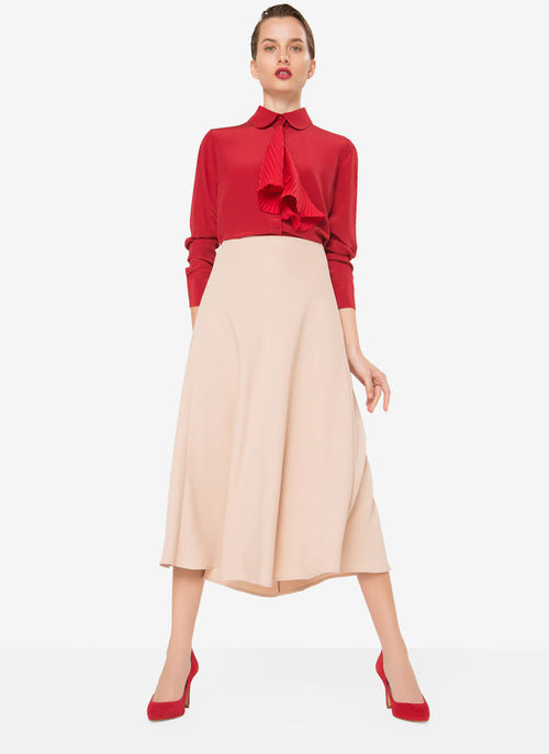 Falda en rosa nude y blusa con escote cerrado con volante de la nueva colección otoño/invierno 2016 de Uterqüe
