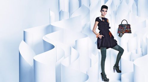Kendall Jenner con un diseño vestido de terciopelo de la nueva colección otoño/invierno de Fendi