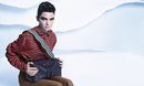 Kendall Jenner con un diseño a rayas en naranja de la nueva colección otoño/invierno de Fendi