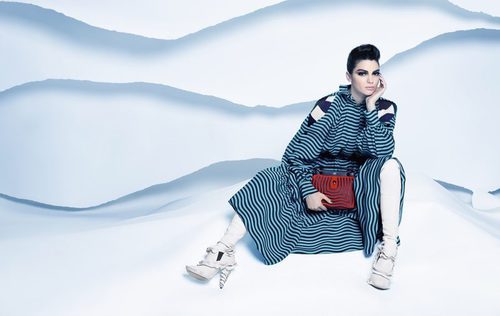 Kendall Jenner con un vestido maxi a rayas turquesa de la nueva colección otoño/invierno de Fendi