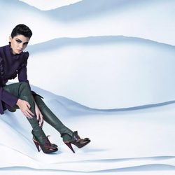 Kendall Jenner con un vestido con volantes en tono vino de la nueva colección otoño/invierno de Fendi