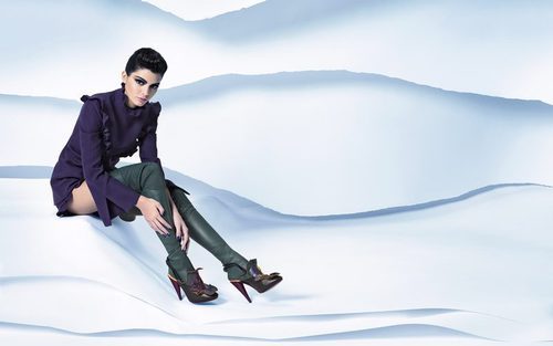 Kendall Jenner con un vestido con volantes en tono vino de la nueva colección otoño/invierno de Fendi