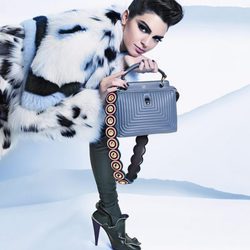 Kendall Jenner con abrigo bisón y clutch en tono metalizado de la nueva colección otoño/invierno de Fendi