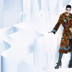 Kendall Jenner con abrigo bisón en tono caramelo  de la nueva colección otoño/invierno de Fendi