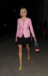 Pixie Lott con un total look de traje y falda en rosa y negro