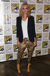 Cara Delevingne con un total look de pantalón pirata camuflaje