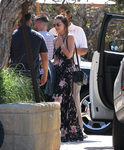 Miranda Kerr con un vestido maxi negro de estampado floral