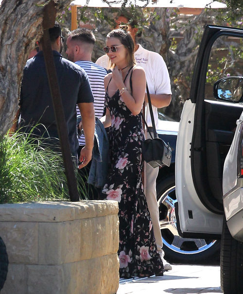 Miranda Kerr con un vestido maxi negro de estampado floral