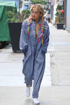 Rita Ora con un look de mono de estilo mecánico