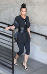 Kim Kardashian con un conjunto de camisetas y leggins