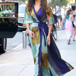 Camila Alves con un vestido en estilo kimono