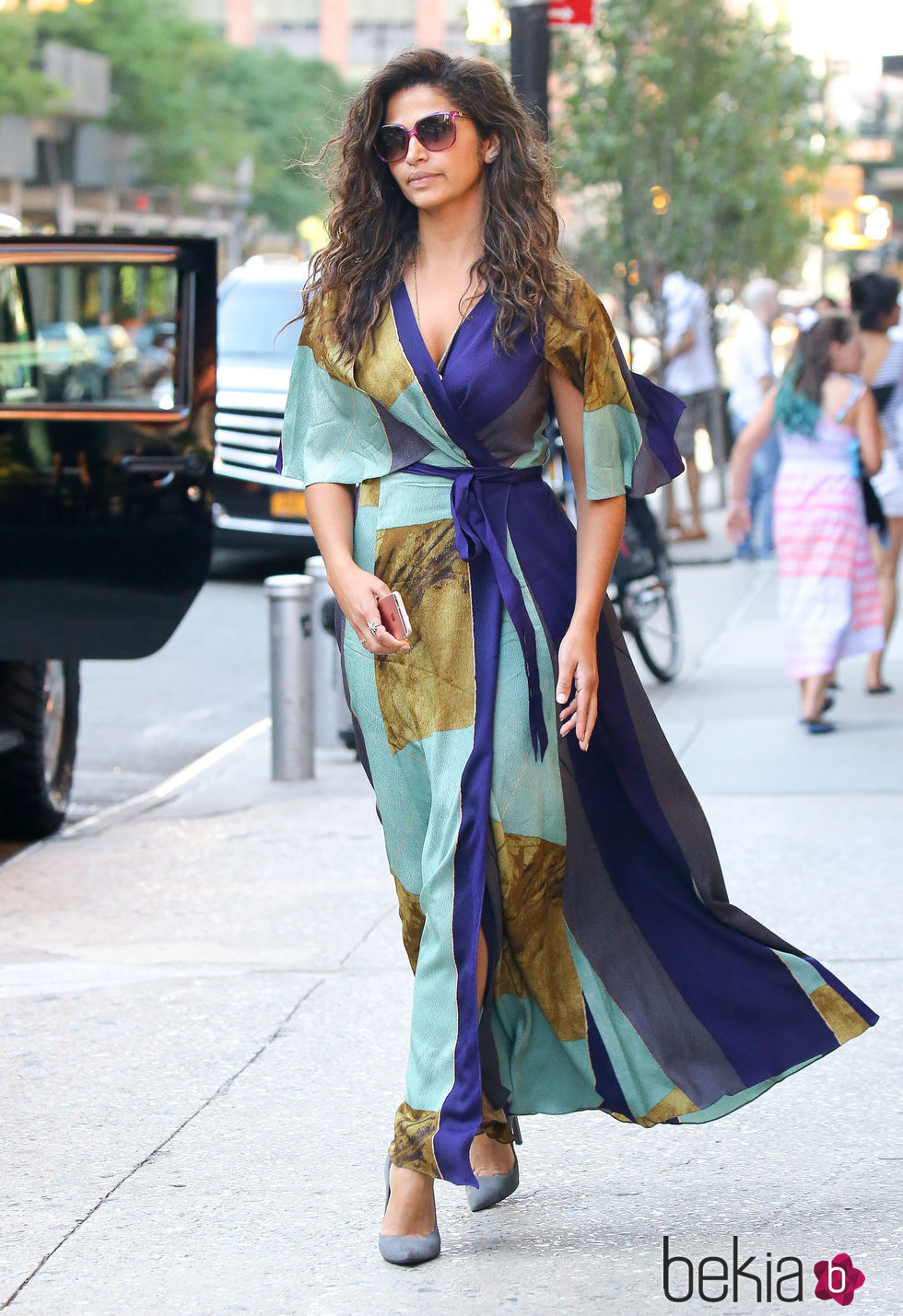 Camila Alves con un vestido en estilo kimono