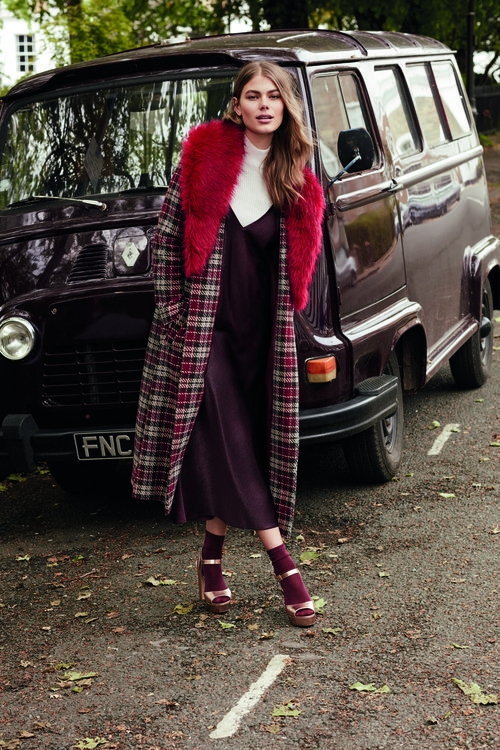 Abrigo con cuello de pelo y print victoriano de la nueva colección de otoño/invierno 2016 de Primark