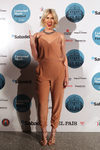 Adriana Abenia con un jumpsuit en tono camel