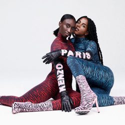 Modelos posando con los diseños de la próxima colección 'Kenzo x H&M'