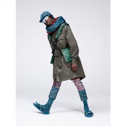 Modelo posando con los diseños de la próxima colección 'Kenzo x H&M'