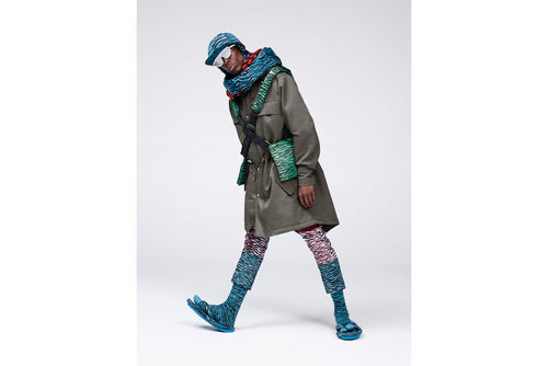 Modelo posando con los diseños de la próxima colección 'Kenzo x H&M'