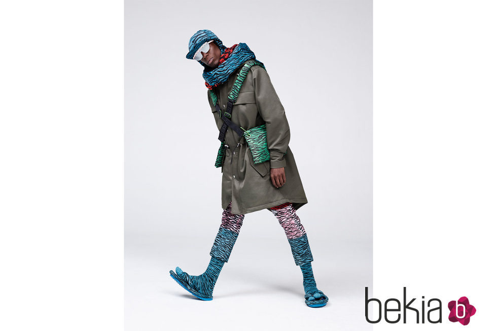 Modelo posando con los diseños de la próxima colección 'Kenzo x H&M'