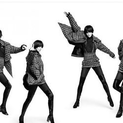 Mariacarla Boscono posando de forma muy divertida para la nueva precampaña otoño/invierno 2016 de Chanel