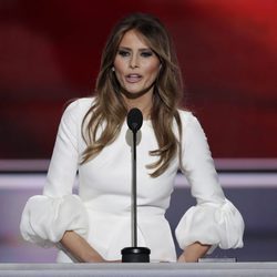 Melania Trump con un vestido blanco con puños XXL